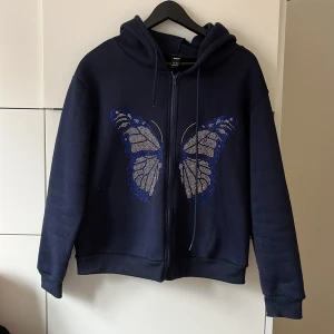 Tjocktröja - Säljer dena hoodies med dragkedja då jag inte använder den längre. Fint skick.