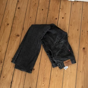 Levis jeans - Levis jeans som är sparsamt använda, w32 L34. Bara att skriva vid funderingar.