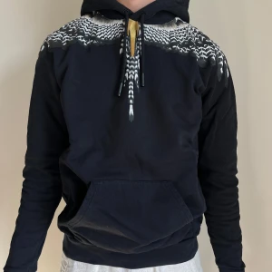 Marcelo Burlon hoodie  - Säljer min pojkväns hoodie som inte kommer till användning!  Storlek S men passar även som M. Använd ett fåtal gånger, inga skador eller slitage. Köptes för ca 1 år sedan på Miintos hemsida🩷 Nypris - ca 4000kr 