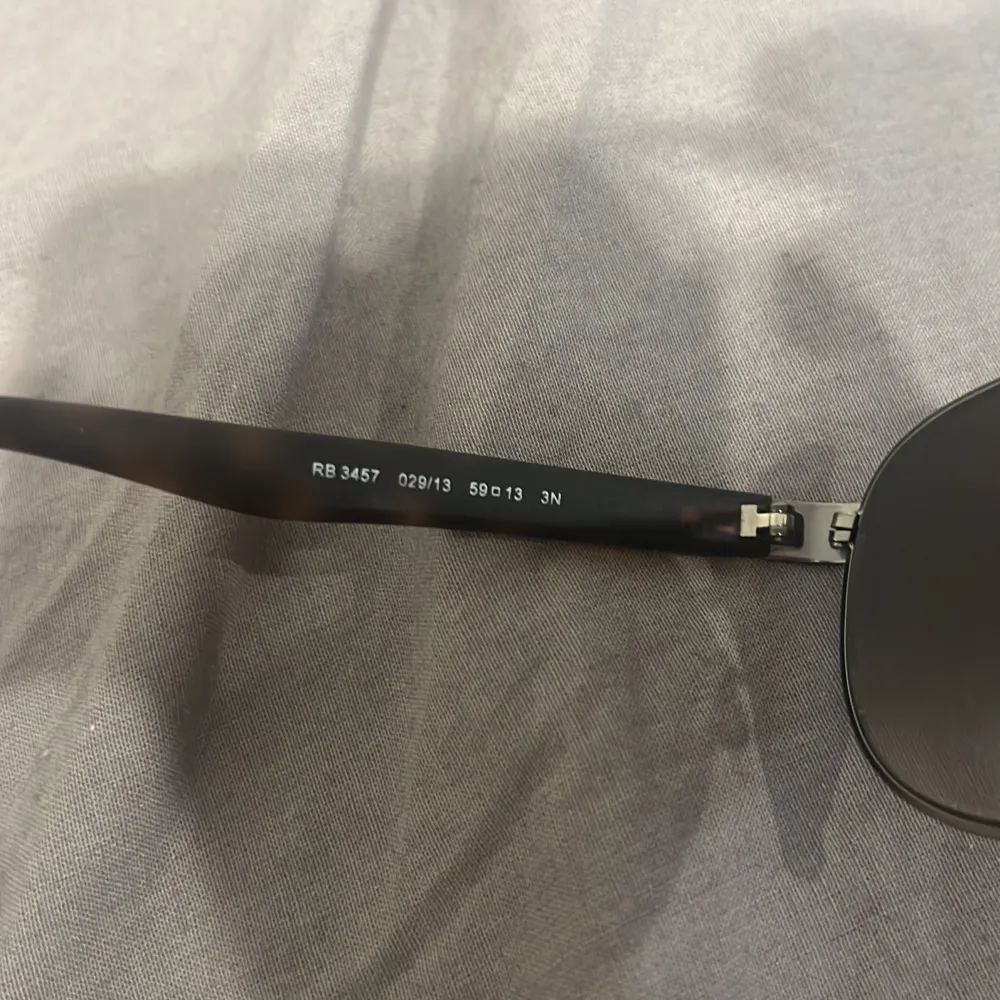 Säljer ett par Ray-Ban i bra skick. Säljer de då jag inte längre använder dem. Tillkommer endast solglasögonen . Övrigt.