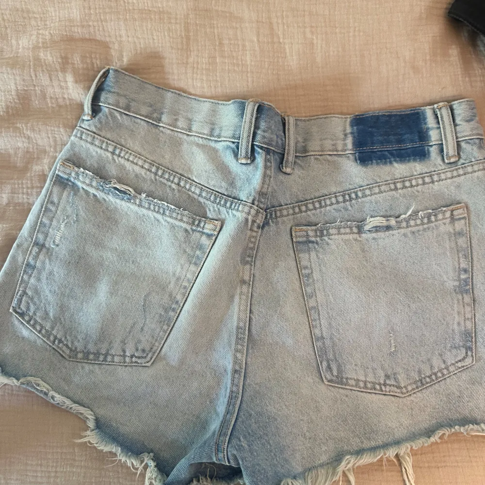 Säljer nu dessa populära & eftertraktade midrise jeansshortsen ifrån zara!! De är i storlek 40 men passar snarare M! Dom ör typ helt nya & endast använda 1 gång! . Shorts.