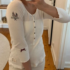 Odd Molly tröja - Vit ribbad tröja med trekvartsärm från Odd Molly. Har används men fortfarande superfin!🤍