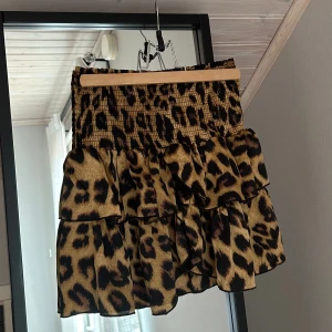 Leopardmönstrad kjol  - Leopardmönstrad kjol från Neo Noir i storlek S.