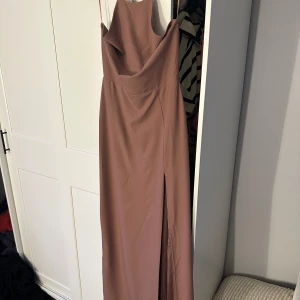 Klänning  - Rosa/nude klänning från Nelly perfekt för bal/ bröllop, använd en gång💕