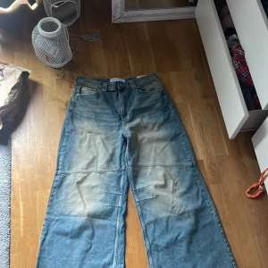 Baggy jeans  - HELT NYA PRISLAPP KVAR INTE ANVÄNDA Strl 38 Säljer pga för långa för mig 