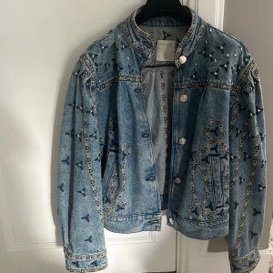 Cool jeansjacka från Sandro - Cool jeansjacka från Sandro strl 34🩷