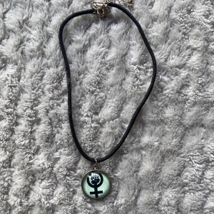 Halsband  - Halsband med kvinnotecknet