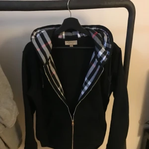 Burberry Zip Hoodie - Säljer en fet Burberry hoodie i nyskick men säljer den eftersom den inte kommer till använding längre