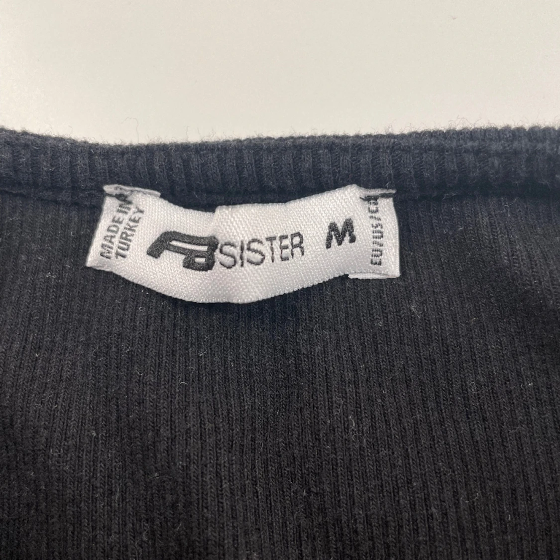 Kort, svart långarmad tröja - 91