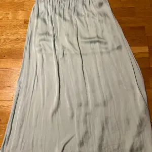 Nice lång kjol, used a few times. Size 44. In very good condition. It fits very well both for a summer day walking but it may also be accessorized with a nice blouse/top and used for a night out. 