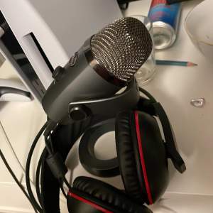Använder inte längre då jag köpt ett par nya  Blue mic ny: 1200kr Asus hörlurar ny: 800kr