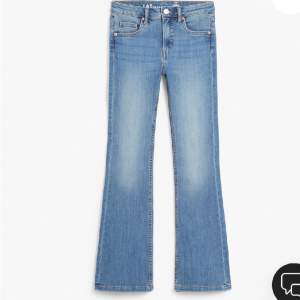Säljer dessa boot cut jeans från Kappahl! Har använts några gången då de var lite för korta, de ser ut att vara högmidjade men jag tyckte det var mellanmidjade på mig. Köpta för 350kr säljer nu för 250❤️skriv för fler bilder eller andra frågor!!