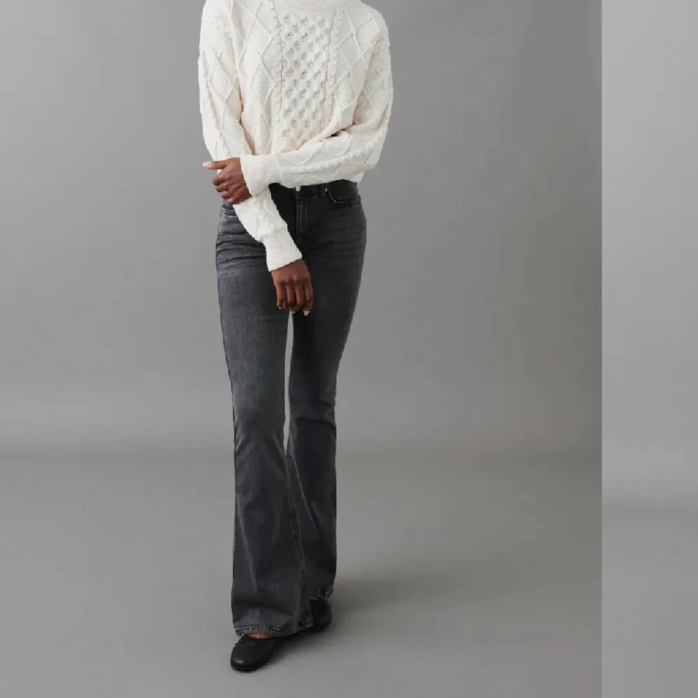 Low waist bootcut tall jeans från Gina tricot💕 storlek 36, knappt använda . Jeans & Byxor.