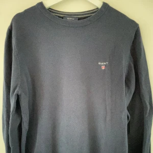Gant - Sweatshirt Stickad - Stickad Gant Sweatshirt i fint skick, endast använd ett par gånger.  Storlek: Large  Färg: Marinblå 