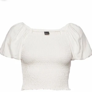 Vit topp med puffärm - Köpt för ca 5 år sedan men bara använt runt 2-3 gånger. I bra skick. Storlek s men passar även på mig som är xs. Skriv om ni har mer frågor💞