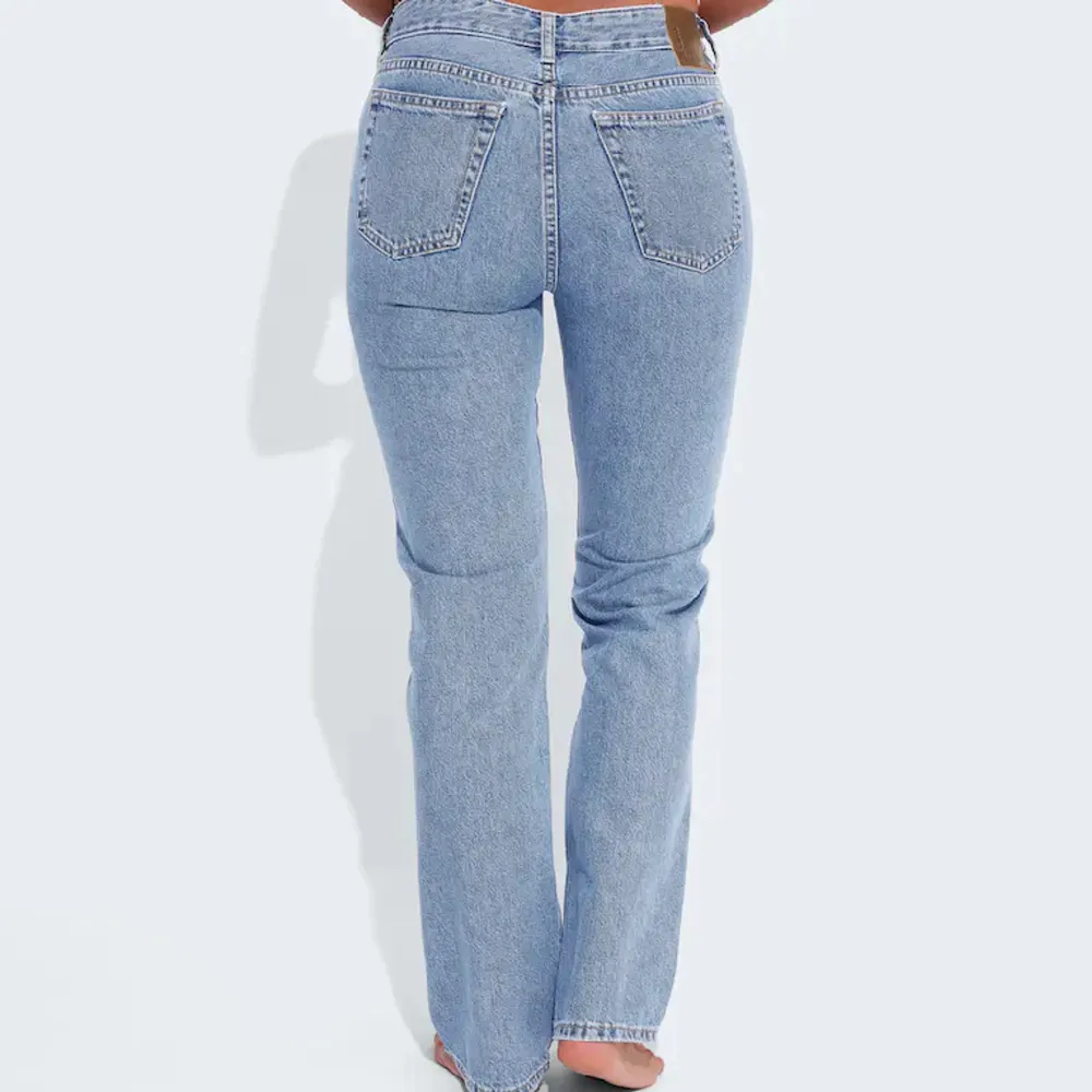 Dessa jeans är från bikbok (LOW STRAIGHT 550 JEANS) och har en defekt länst ner vid byxorna💗   storlek: W:26 L:32  Säljer pga att de inte kommer till användning💗 Orginalpris:699kr. Jeans & Byxor.
