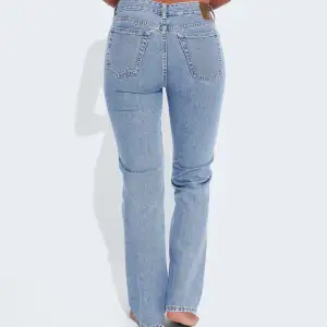 Dessa jeans är från bikbok (LOW STRAIGHT 550 JEANS) och har en defekt länst ner vid byxorna💗   storlek: W:26 L:32  Säljer pga att de inte kommer till användning💗 Orginalpris:699kr