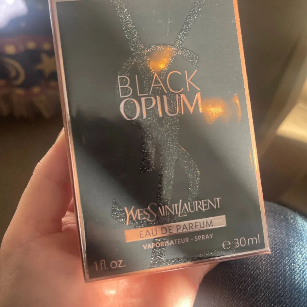 En helt ny Black opium EDP 30 ml Nypris 900kr ”En förföriskt berusande doft med öppningsnoter av adrenalinrikt kaffe och den söta sensualiteten hos vanilj lutar sig mot mjukheten hos vita blomster för en modern, ung och livfull doft.”. Övrigt.