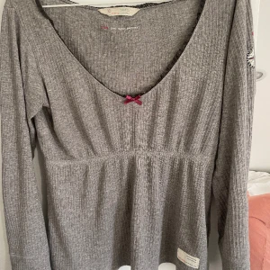 Odd molly tröja - Säljer den här fina odd molly tröjan. Det står ingen storlek på tröjan men jag skulle säga att den är i storlek S/M.