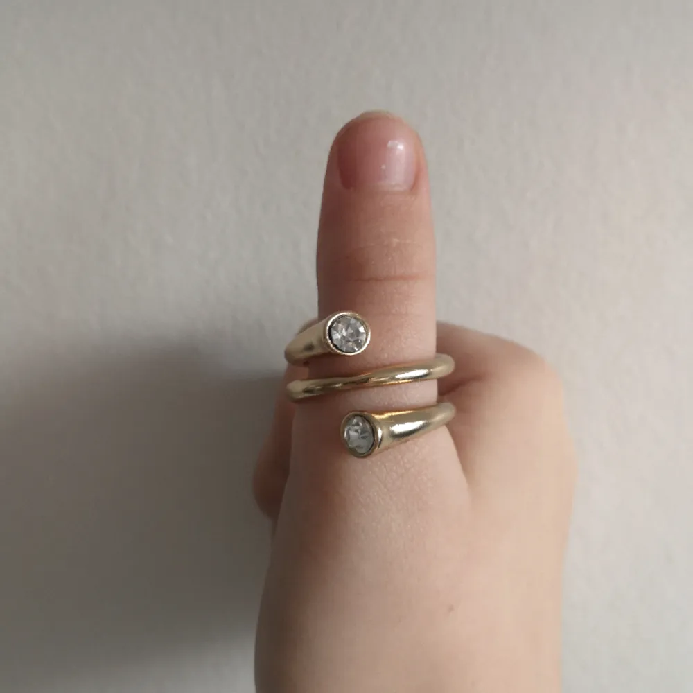 Storlek: M, L. Jag säljer denna fina ring pga att den inte är min stil. Har köpt på H&M. Fake guld och Fake diamanter!!! Köpte för 70kr.. Accessoarer.