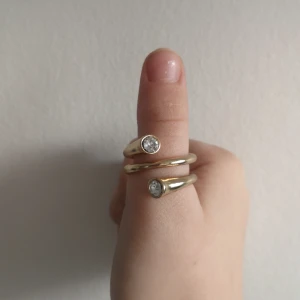 H&M Ring till salu.  - Storlek: M, L. Jag säljer denna fina ring pga att den inte är min stil. Har köpt på H&M. Fake guld och Fake diamanter!!! Köpte för 70kr.