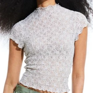 Vit spetstopp  - Jättefin spets topp ifrån hm, säljes då den inte har kommit till användning så den är helt ny🤍