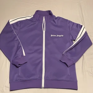 Palm Angels tröja - Palm Angels Tracksuit Tröja Lila. Storlek L men sitter mer som M.  Passar mig som är 187 cm. 