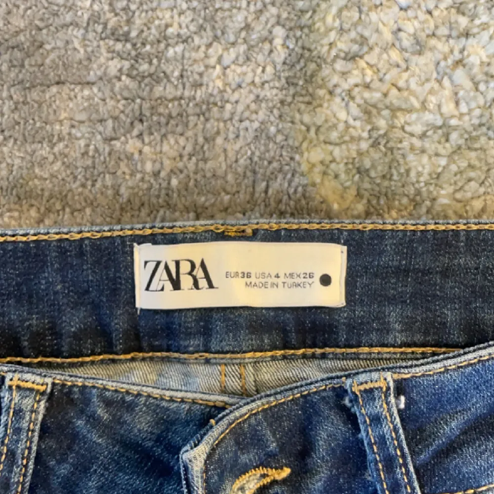 Mörkblå jeans från zara, bra skick nästan aldrig använda . Jeans & Byxor.