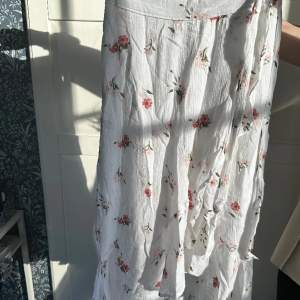 Säljer denna volang kjolen ifrån hollister!💕 mycket bra skick, fler bilder så är det bara att fråga💕