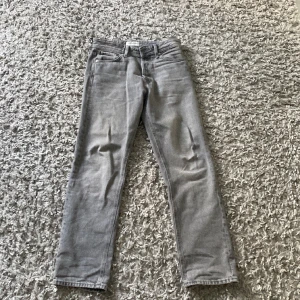 Jack and jones jeans  - Perfekt skick nästan aldrig använda. Gråa  Modell chris. Orginal pris 599 kr mitt pris 250kr