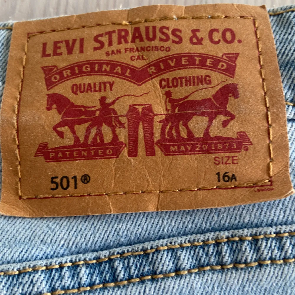 Säljer ett par Levi’s 501. Storlek: 16 år Inga defekter, fint skick. . Jeans & Byxor.