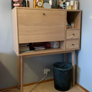 Trä skrivbord - Jag säljer nu mitt gamla trä skriv bord. Pris kan diskuteras. Den har gott sönder lite i en kant men det är inget som syns. Skriv bordet är c 80 cm brett och typ en meter långt.