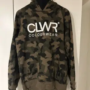 CLWR Hoodie camouflage grön i stl Small. Använd 1 gång så i nyskick.  Denna variant fast grön https://colourwear.com/products/m-bowl-hood-2-0-camo-grey 