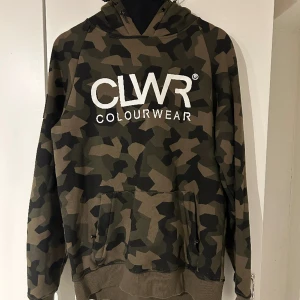 CLWR Hoodie camouflage grön - CLWR Hoodie camouflage grön i stl Small. Använd 1 gång så i nyskick.  Denna variant fast grön https://colourwear.com/products/m-bowl-hood-2-0-camo-grey 