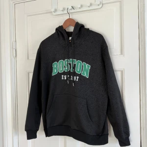 Snygg boston huvtröja   -  Tröjan är endast provad men i nyskick, väldigt snygg och stilren, djur och rökfritt hem kontakta gärna vid fråga
