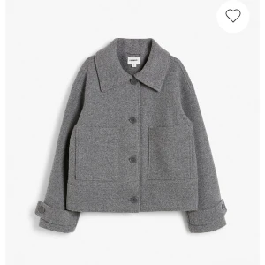 Kappa - Säljer den här superfina kappan från Kappahl. Ord pris 900kr och jag säljer den för 500kr. Den köptes i höstas och är inte mycket använd alls och i superfint skick. Hör av er vid intresse eller frågor💕