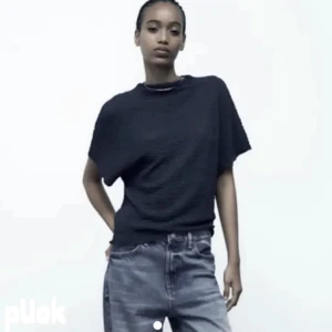 Söt ribbad tröja från Zara - En jättefin topp från Zara som jag använt fåtal gånger, säljer denna fast i svart❤️Säljer pga att jag inte får användning av den