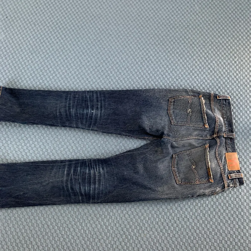 Säljer ett par nästan oanvända Nudie Jeans i storlek 30/34 men känns mer som 30/32. Finns inga defekter och sjukt fet färg på jeansen. . Jeans & Byxor.
