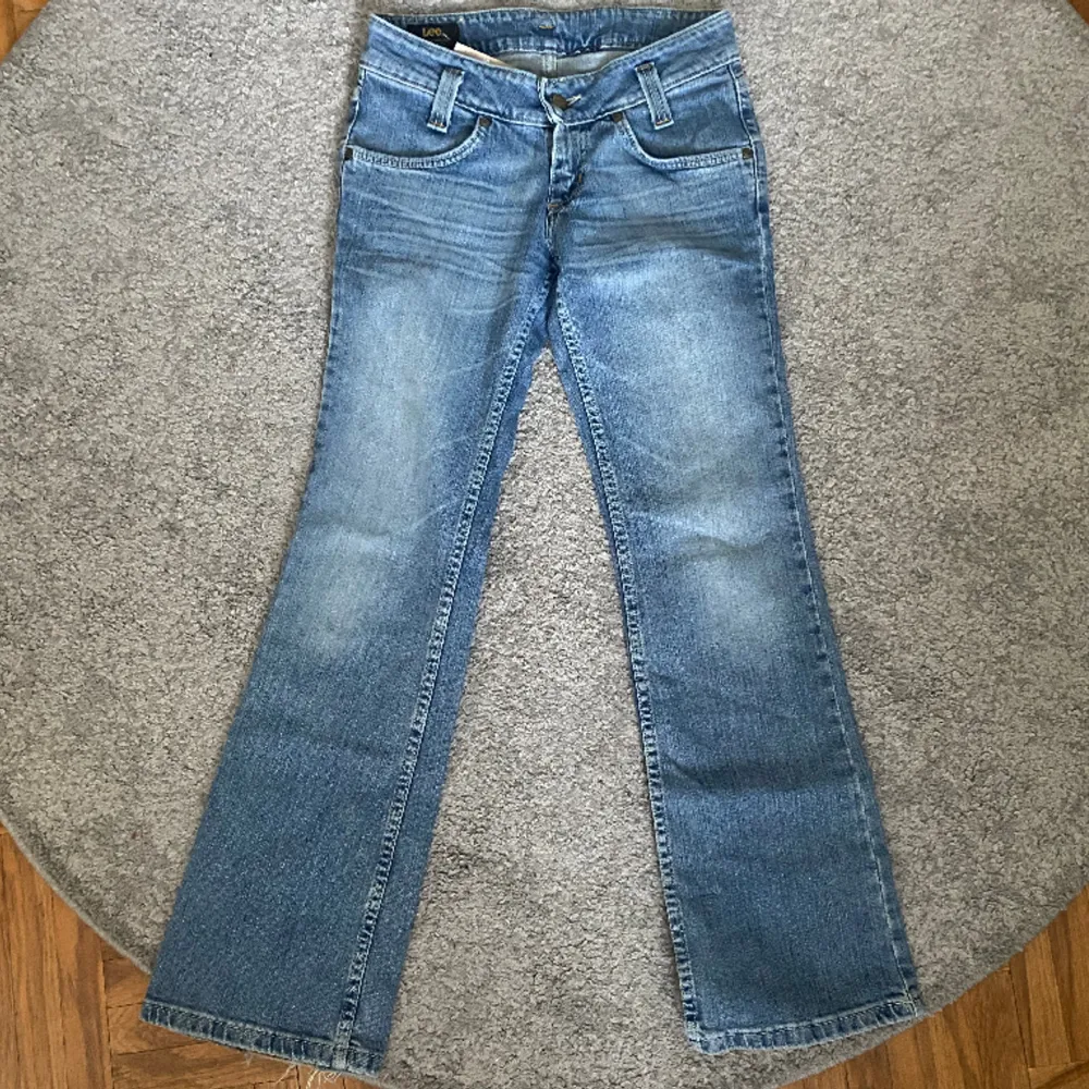 Superfina Lee jeans med detaljer på bakfickorna 💗Dom är Bootcut och lågmidjade | Toppen skick, säljer då de är för små för mig  Mått: midjemått rakt över: 35 innerbenslängd: 75  Skriv vid frågar och kontakta gärna mig innan du trycker på köp nu 😘. Jeans & Byxor.