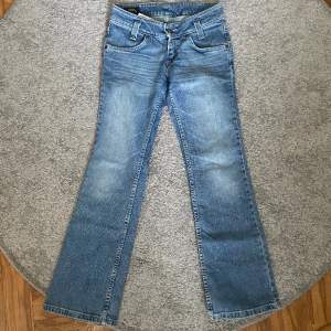 Superfina Lee jeans med detaljer på bakfickorna 💗Dom är Bootcut och lågmidjade | Toppen skick, säljer då de är för små för mig  Mått: midjemått rakt över: 35 innerbenslängd: 75  Skriv vid frågar och kontakta gärna mig innan du trycker på köp nu 😘