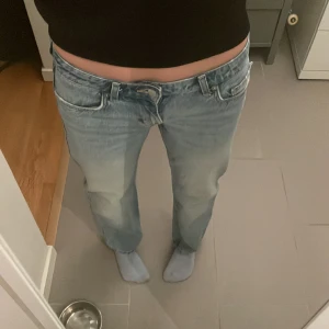 Arrow low jeans - Säljer mina snygga ljusblå arrow low jeans från weekday då dem tyvärr är försmå, strl W26 L32. Orginalpris är 599kr men säljer för 120kr på grund av två små hål på baksidan men dem är knappt märkbara och går nog att sy igen om man skulle vilja det!