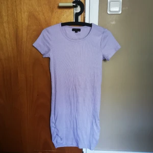 Lila klänning!  - Jättefin tajt klänning i storlek 158/164 men passar även xxs-s. Den är som i nyskick då den nästan aldrig varit använd. Skriv gärna för mer info💞