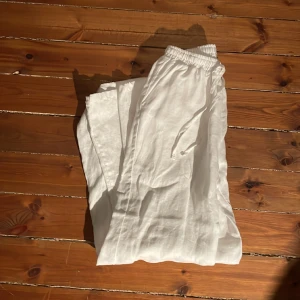 Linnebyxor  - Vita linnebyxor, mid waist🤍 Köpta på Plick för 349kr, jättefina men säljer då de inte passade💗💗 Använda 1 gång🤍 Skriv för fler bilder🌟 Pris kan diskuteras!💗