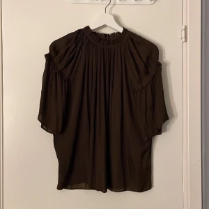Blus - En jättefin brun blus som nu tyvärr inte är min stil längre💕💕 har använt en gång den är som ny🩷