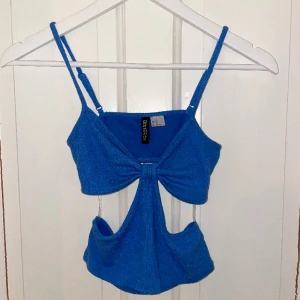 Tipp - Fin blå Topp från H&M Divided i strl xs! Säljs då jag fick den av min kompis och inte är i min smak🫶🏻Perfekt vid varmare grader!