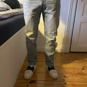 Ljusblåa Jeans från Zara | Storlek Euro 40 (30/32) | Skicket på byxorna är bra använda ett fåtal gånger | Vårt pris: 250 kronor | Nypris: 600 kronor | Modellen är 182 cm!