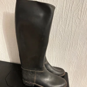Ridstövlar  - Ett par höga ridstövlar från märket ”Winner”. Hela och i bra skick men behöver rengöras. Strl 37.