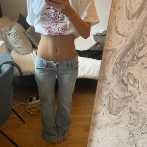 Ljusblå låga jeans - Säljer dessa lågmidjade ljusblå jeansen!! Knappen upptill saknas men går lätt att fixa (sista bilden). Mått: midja 79 & innerbenslängd 82💘