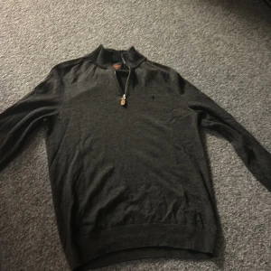 Morris halv zip  - Säljer min gråa Morris halv zip då den var för liten den är endast använd enstaka gånger!