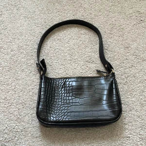 Väska - Superfin och rymlig axelväska, nästan oanvänd och jätte fräsch❤️  Köpt från Kappahl 